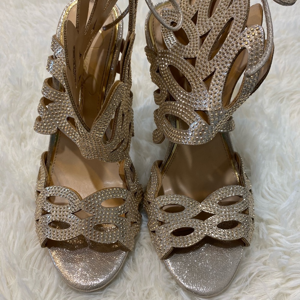 Jessica Simpson
Gold Womens Elegant Winged